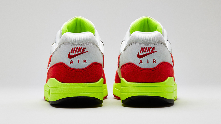 nike-air-max-day-shoe-back-view