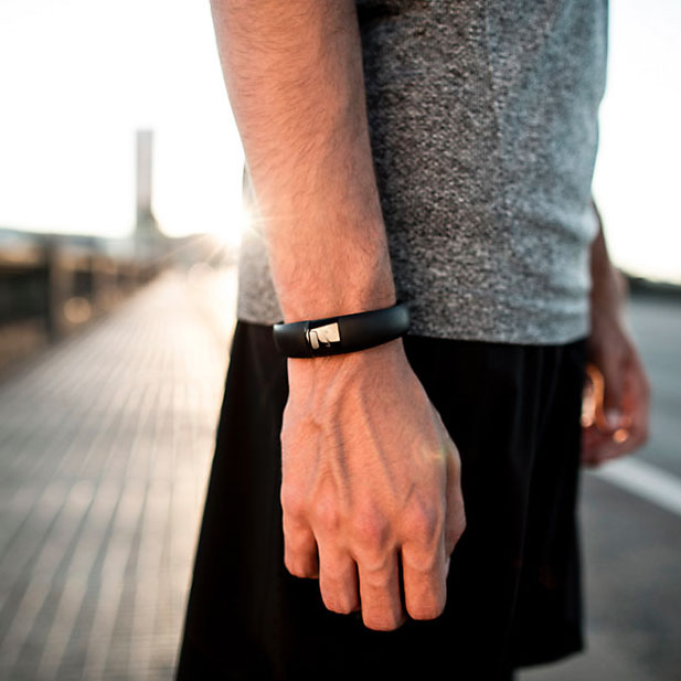 nike+-fuelband-se-graphite-image-4