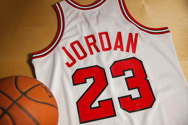 michael-jordan-chicago-bulls-shrug-game-jersey-back