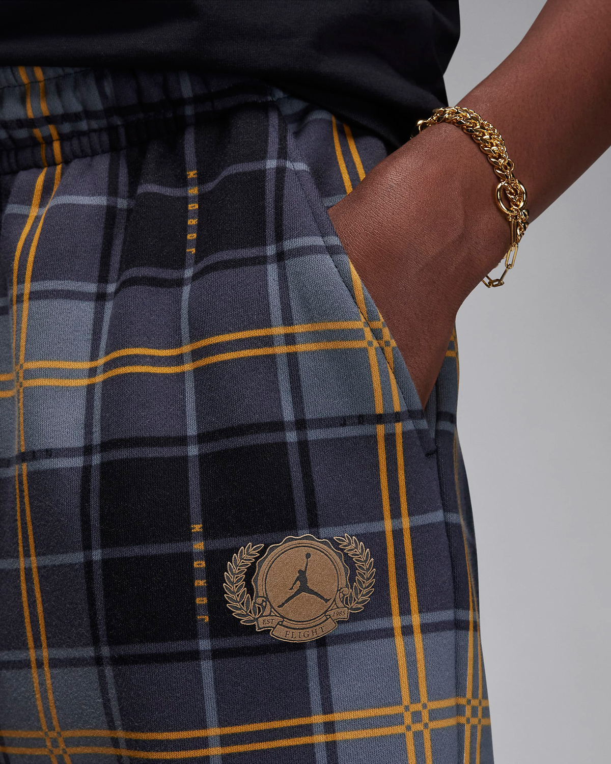 Jordan-Essentials-Holiday-2023-Plaid-Fleece-Pants-Black-Gold-3