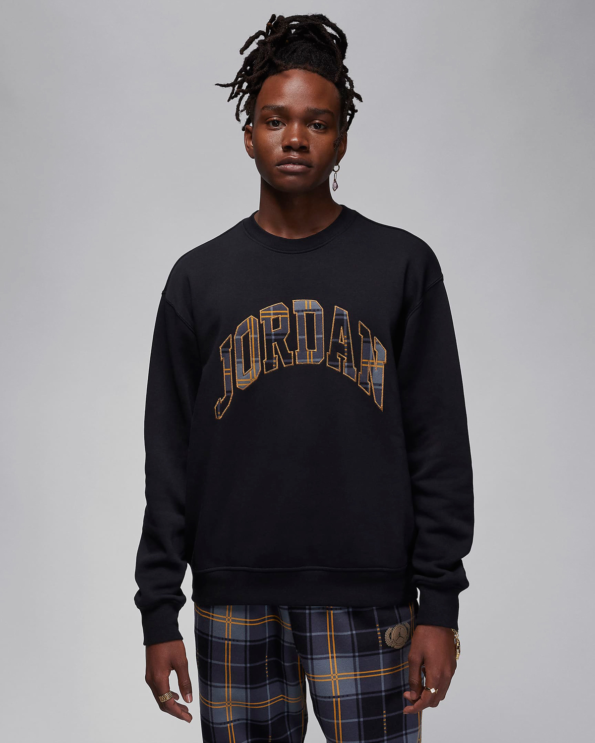 Jordan-Essentials-Holiday-2023-Sweatshirt-Black-Gold-1