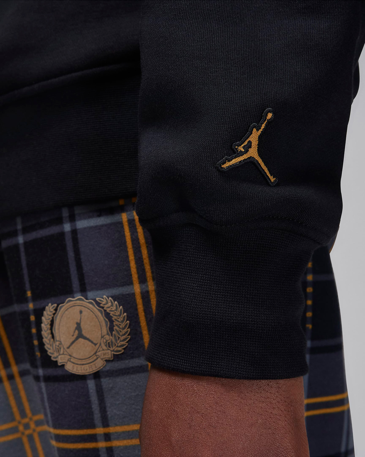 Jordan-Essentials-Holiday-2023-Sweatshirt-Black-Gold-3