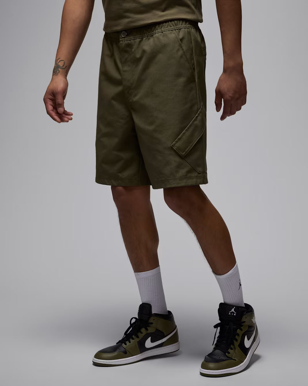 Jordan Essentials Statement Chicago Mens Shorts Medium Olive