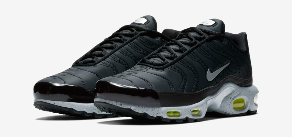 nike-air-max-plus-black-volt-wolf-grey-1