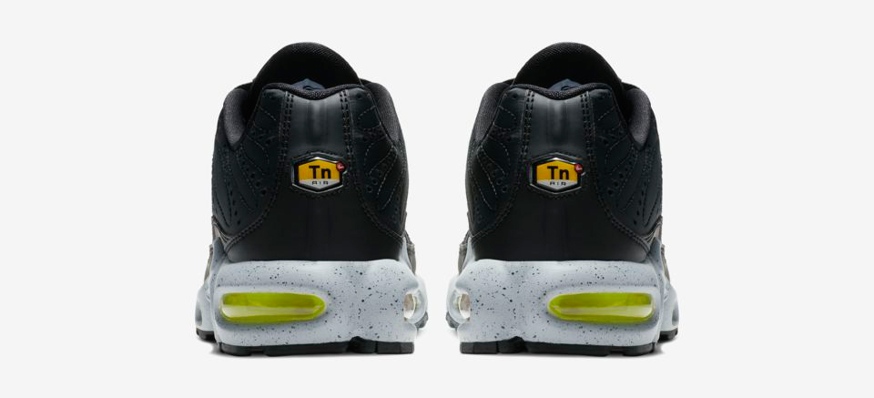 nike-air-max-plus-black-volt-wolf-grey-3