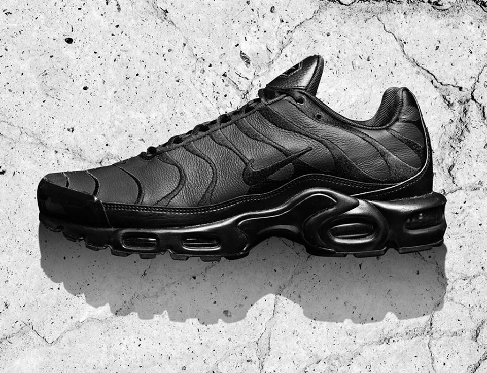 air max plus triple black leather