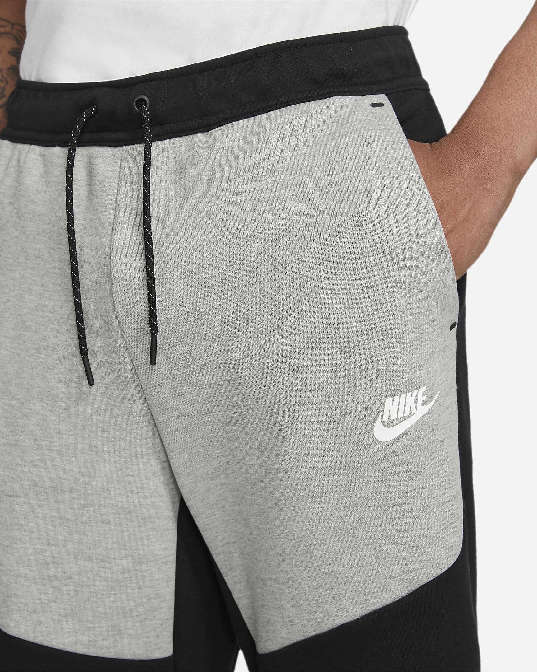 nike-sportswear-tech-fleece-mens-joggers-4x29ft-2.png